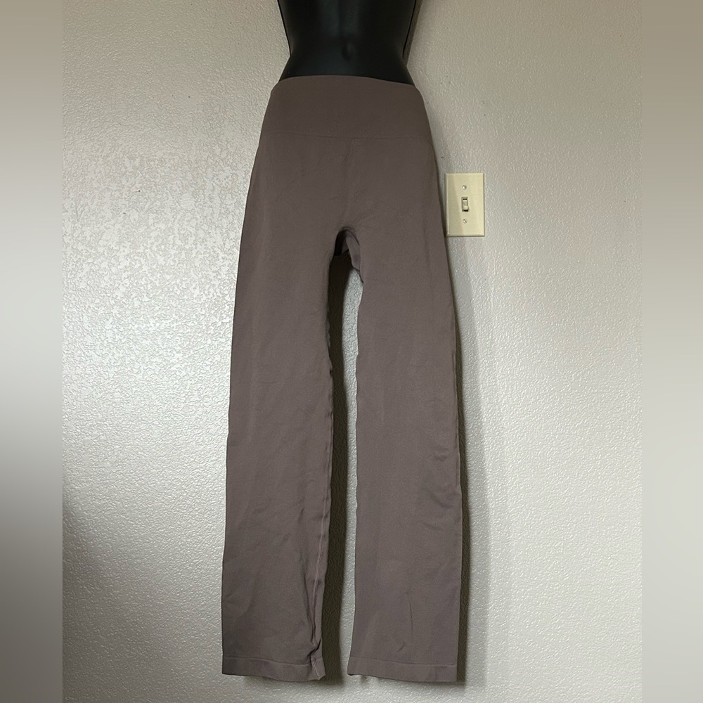 OQQ High-Waist Straight Leg Workout Exercise Legging Athleisure Pants Taupe Sz M